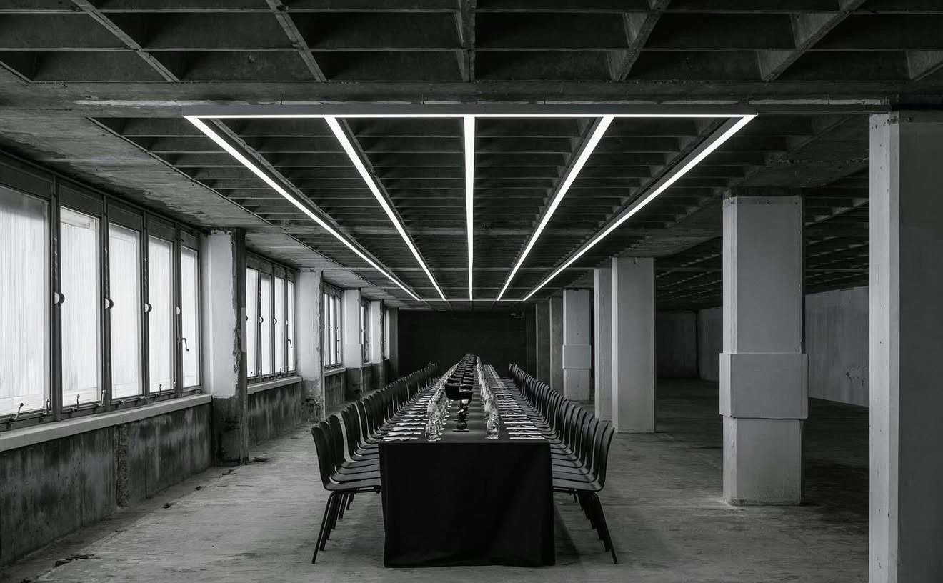 Spazio industriale con neon